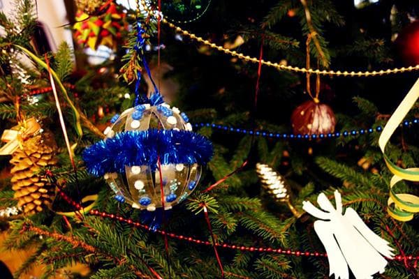 Weihnachtskugel aus einer Plastikflasche