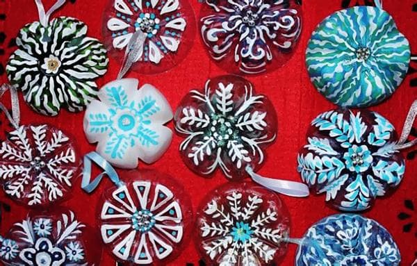 Schneeflocken aus Plastikflaschenböden