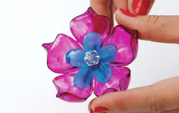 Blume aus einer Plastikflasche