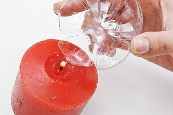 Herstellung einer Blume aus dem Boden einer Plastikflasche