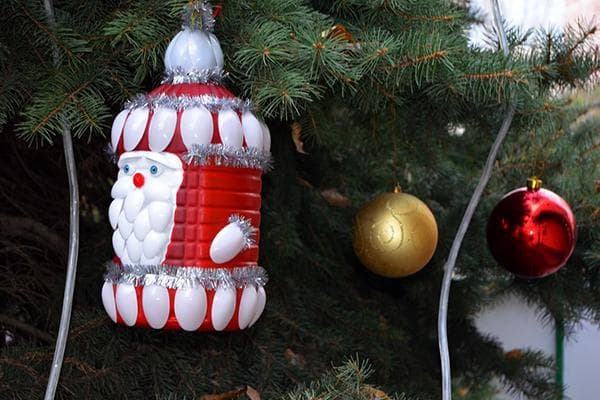 Ded Moroz aus Plastikflasche und Löffeln
