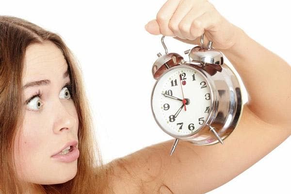 Eine Frau schaut auf die Uhr