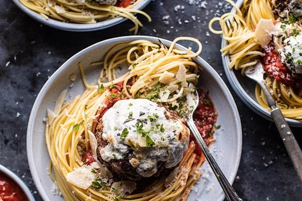 Spaghetti mit Fleisch und Sauce