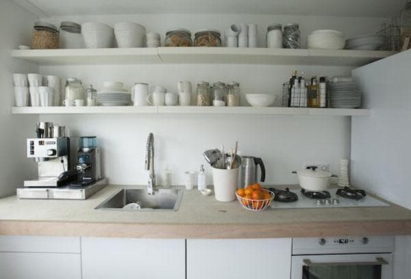 Offene Regale für Geschirr