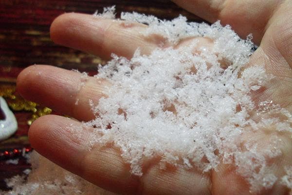 Künstlicher Schnee aus Flocken von Schaumpolyethylen