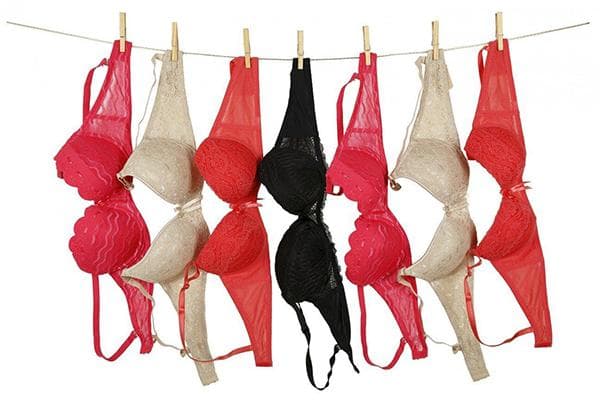 Bunte BHs auf einer Leine