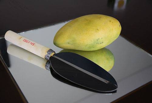 Messer zum Schälen einer Mango