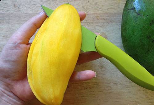 Entfernen des Kerns aus der Mango