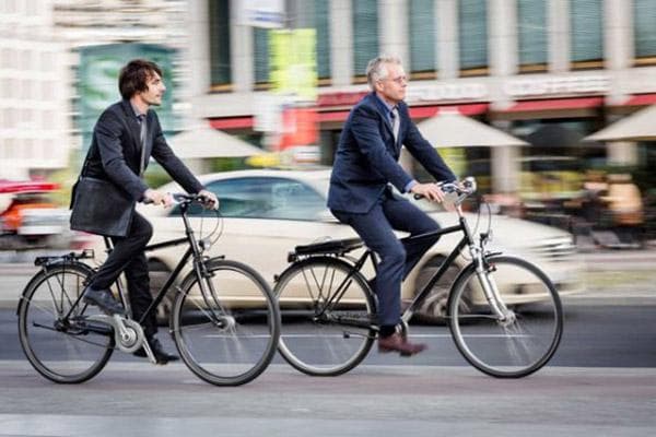 Männer fahren mit dem Fahrrad zur Arbeit