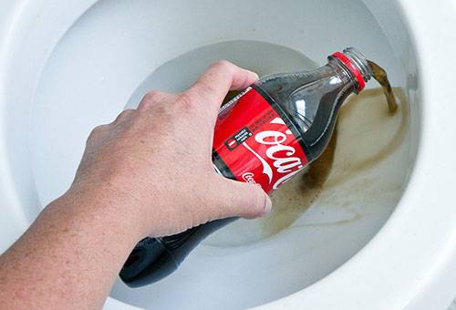 Reinigung der Toilette mit Cola