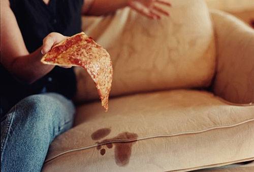 Fettfleck auf dem Sofa
