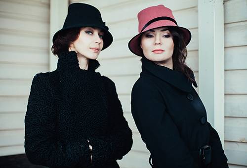 Frauen in Filzhüten
