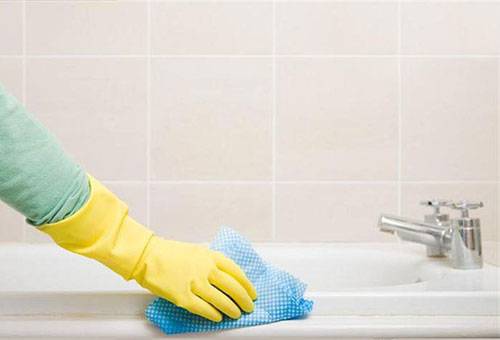 Reinigung der Badewanne