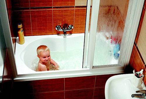 Ein Kind in einer sauberen Badewanne