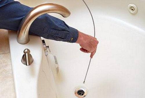 Abflussreinigung in der Badewanne mit einer Spirale