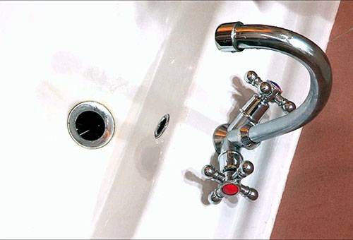 Wasserhahn und Abfluss im Badezimmer