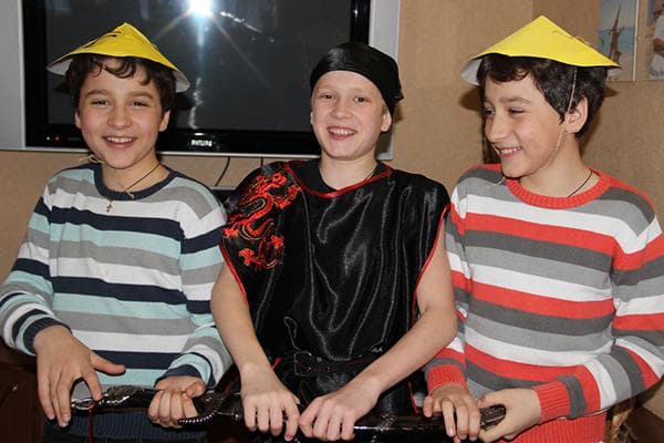 Kinder in Kostümen mit orientalischem Flair