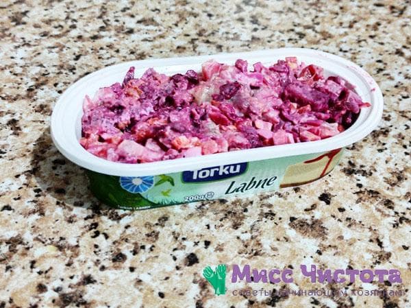 Salat in einer Plastikform