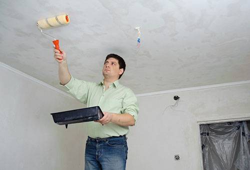Behandlung der getünchten Decke mit Wasser
