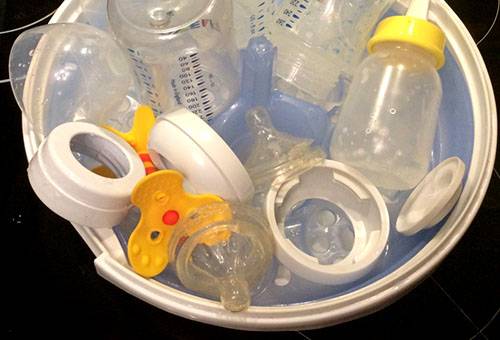 Vorbereitung der Babyfläschchen auf die Sterilisation