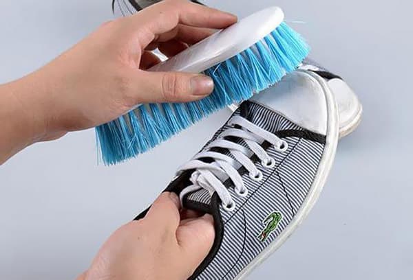 Reinigung der Sneaker mit einer Bürste