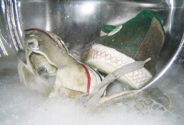 Waschen der Sneaker in der Waschmaschine