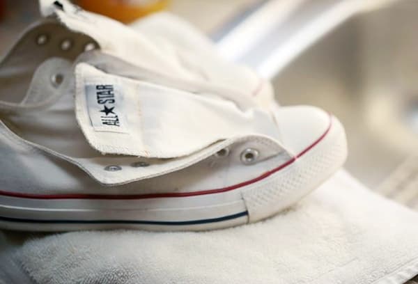 Sneaker werden nach dem Waschen getrocknet