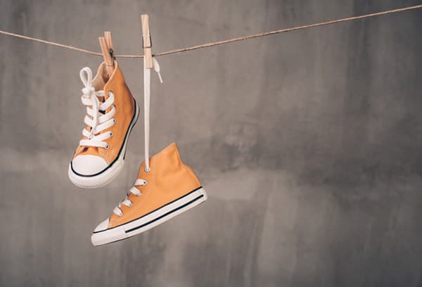 Trocknen der Sneaker an der Leine