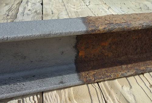 Reinigung eines Metallträgers von Rost