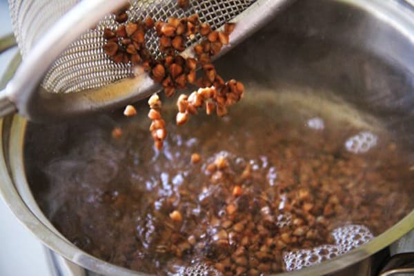 Das Hinzufügen von Buchweizen zum Wasser