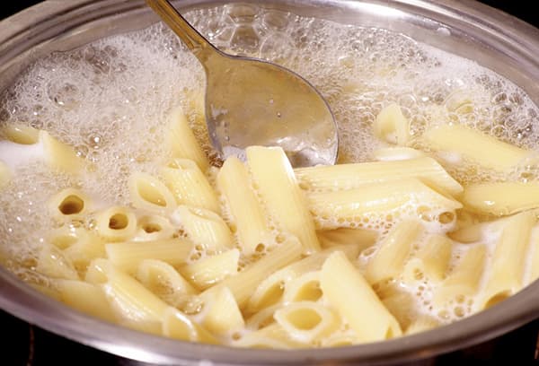 Nudeln im Topf kochen