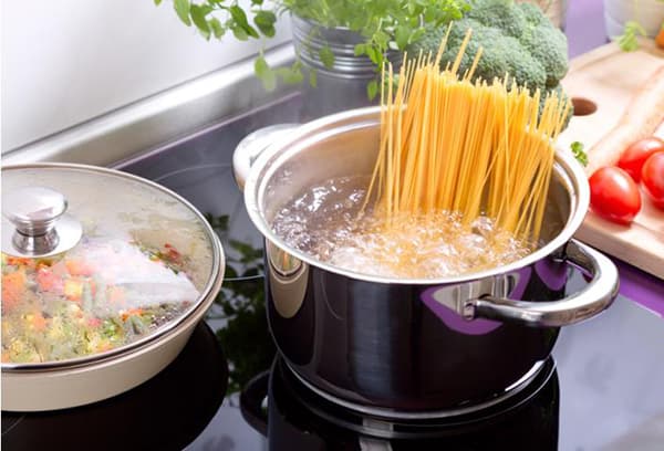 Spaghetti im Topf auf dem Herd