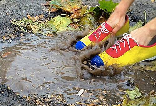Wildlederschuhe in einer Pfütze