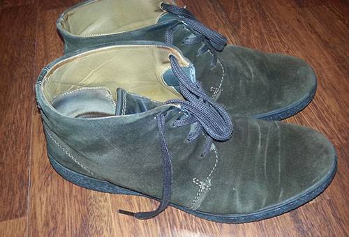 Wildlederstiefel haben ihre Farbe verloren