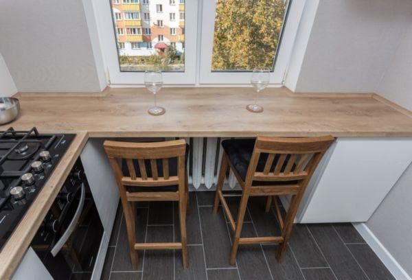 Tisch-Fensterbank