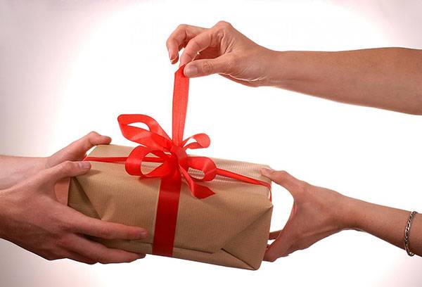 Überreichen eines Geschenks