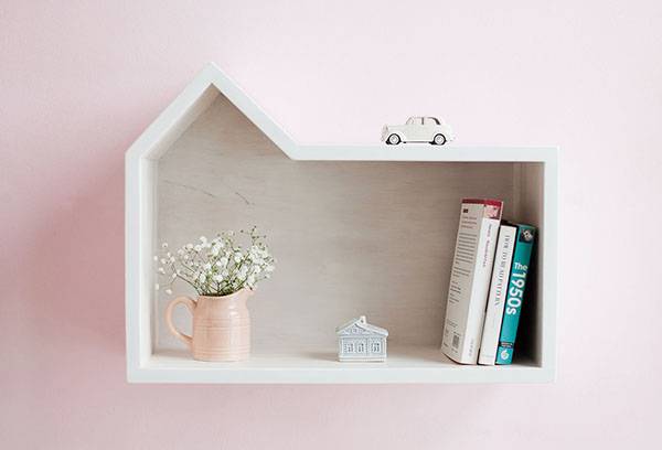 Regal mit Büchern und Souvenirs