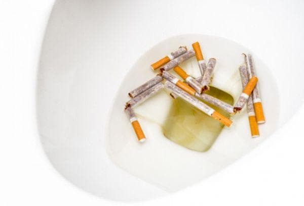 Zigaretten in der Toilette