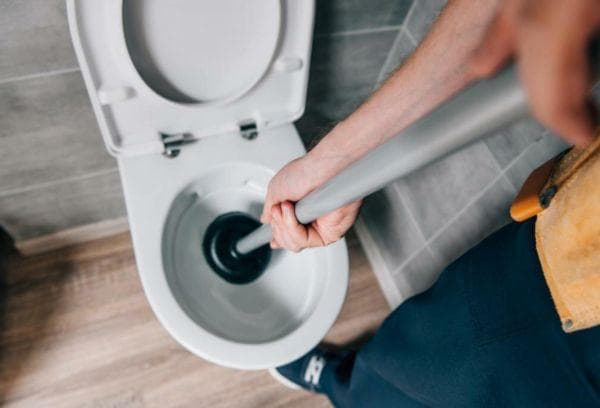 Toilettenreinigung bei Verstopfung