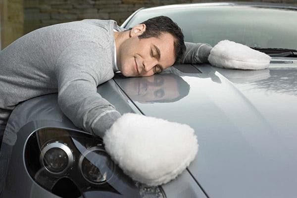 Ein Mann hat das Auto gewaschen
