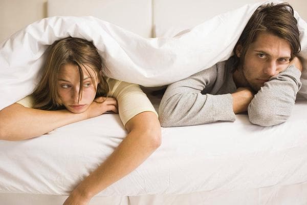 Frau und Mann unter der Decke