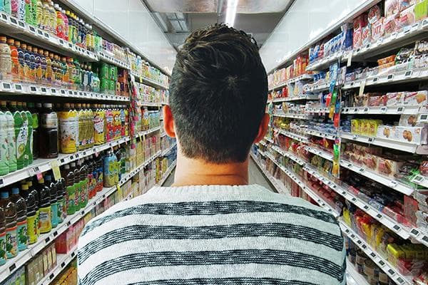 Ein Mann im Supermarkt