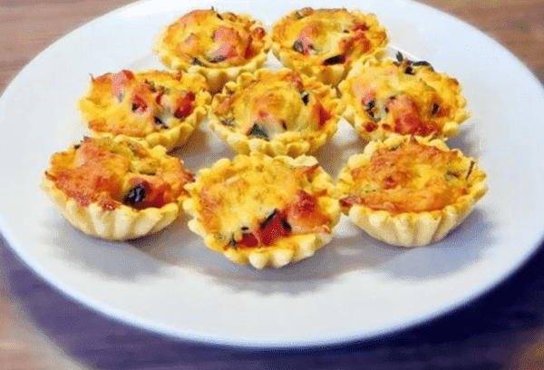 Tartelettes mit Wurst und Käse (Mini-Pizzen)