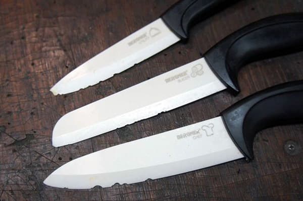 Alte Keramikmesser mit Absplitterungen