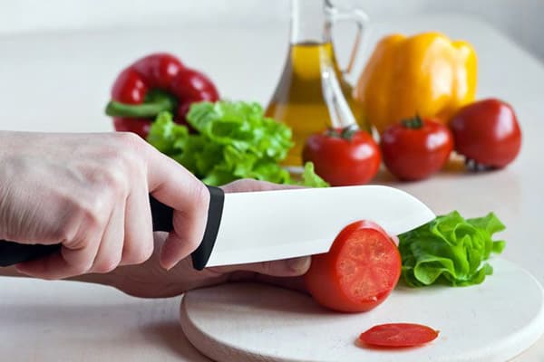 Gemüse schneiden mit einem Keramikmesser