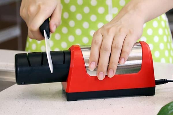 Schärfen eines Keramikmessers mit einem elektrischen Schärfgerät