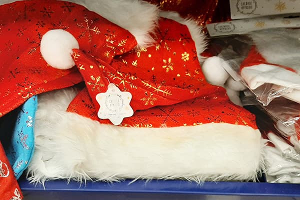Weihnachtsmütze im Regal bei FixPrice