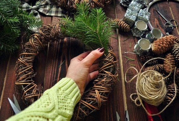 Kranz aus Zweigen und Tannenzapfen zu Neujahr