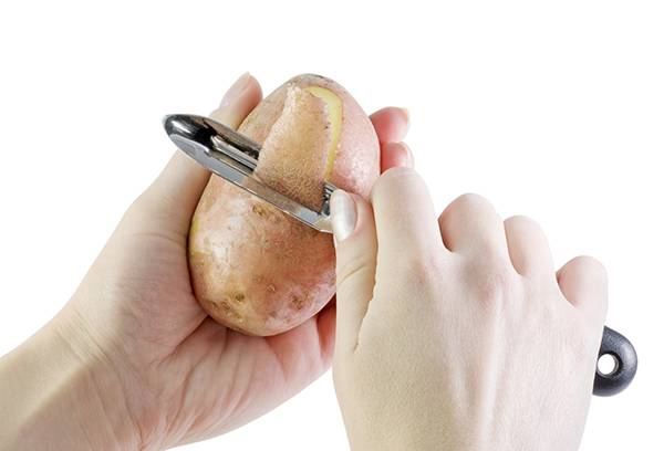Kartoffelschälen mit einem Schälmesser