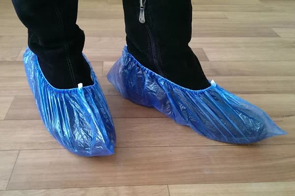 Überschuhe an den Füßen